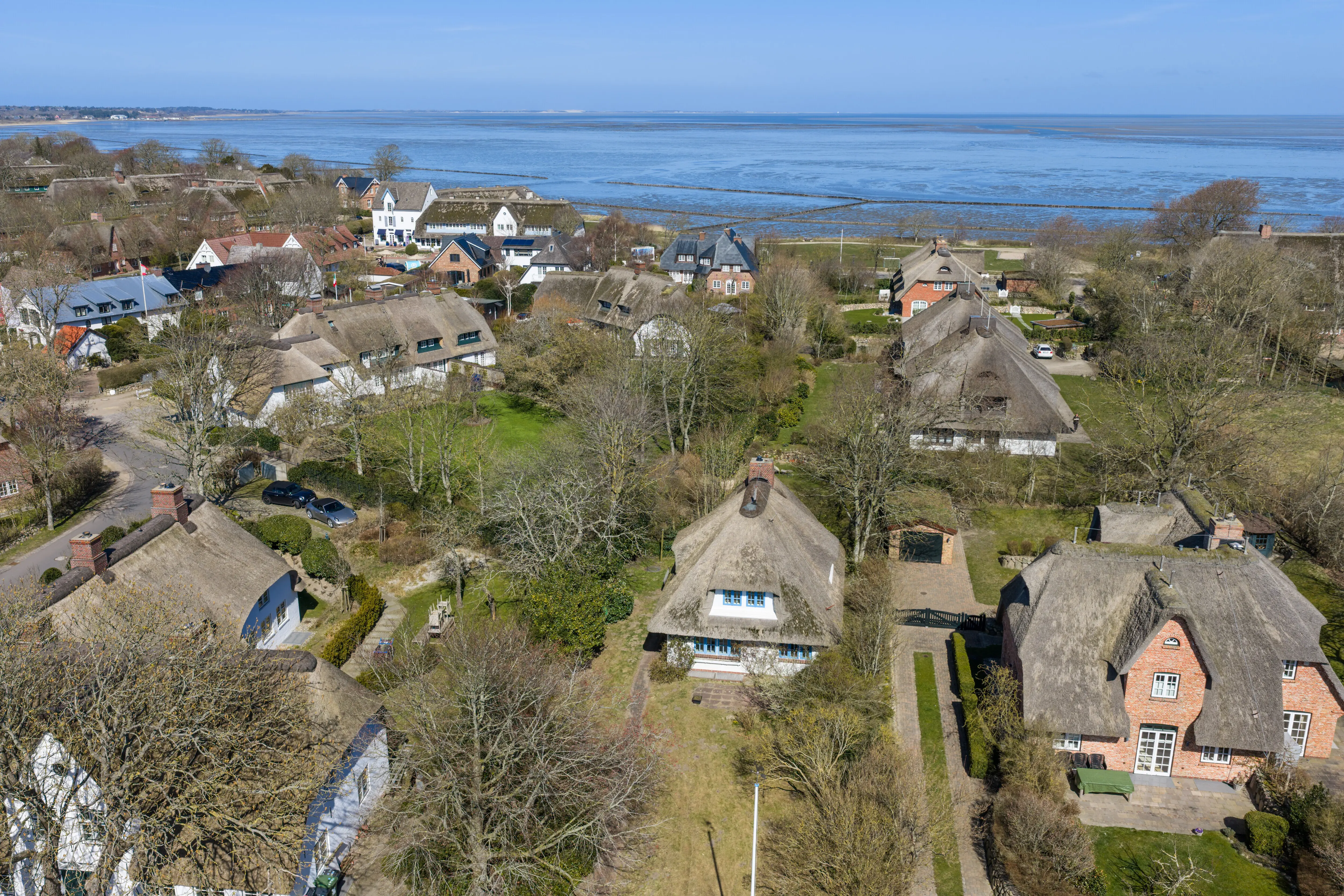 Seltene Gelegenheit  – sanierungsbedürftiges EFH mit charmantem Grundstück in wattnaher Lage!