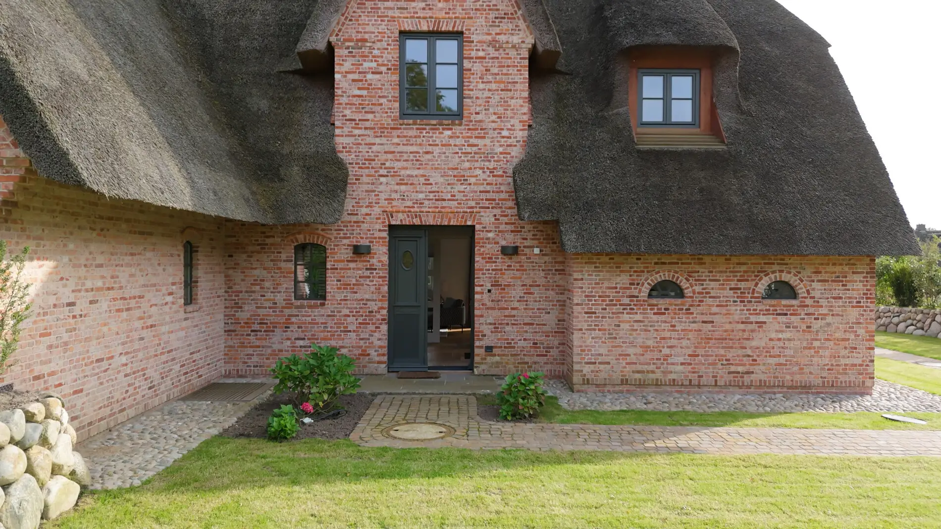 Exklusives Wohnen auf Sylt! Luxuriöse Doppelhaushälfte in Archsum zur Miete