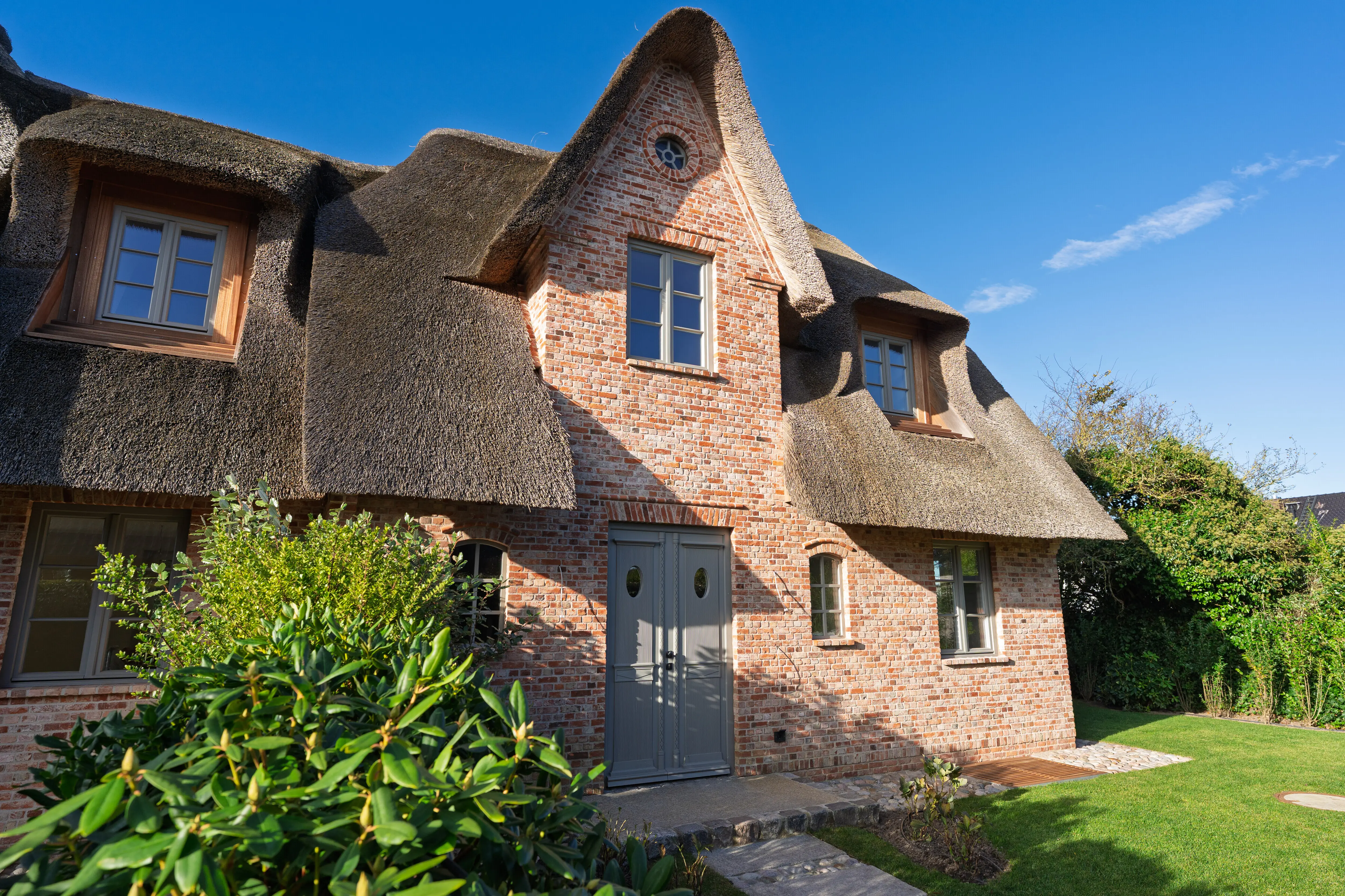 Hochwertig ausgestattete Neubau-Doppelhaushälfte unter Reet in Wenningstedt