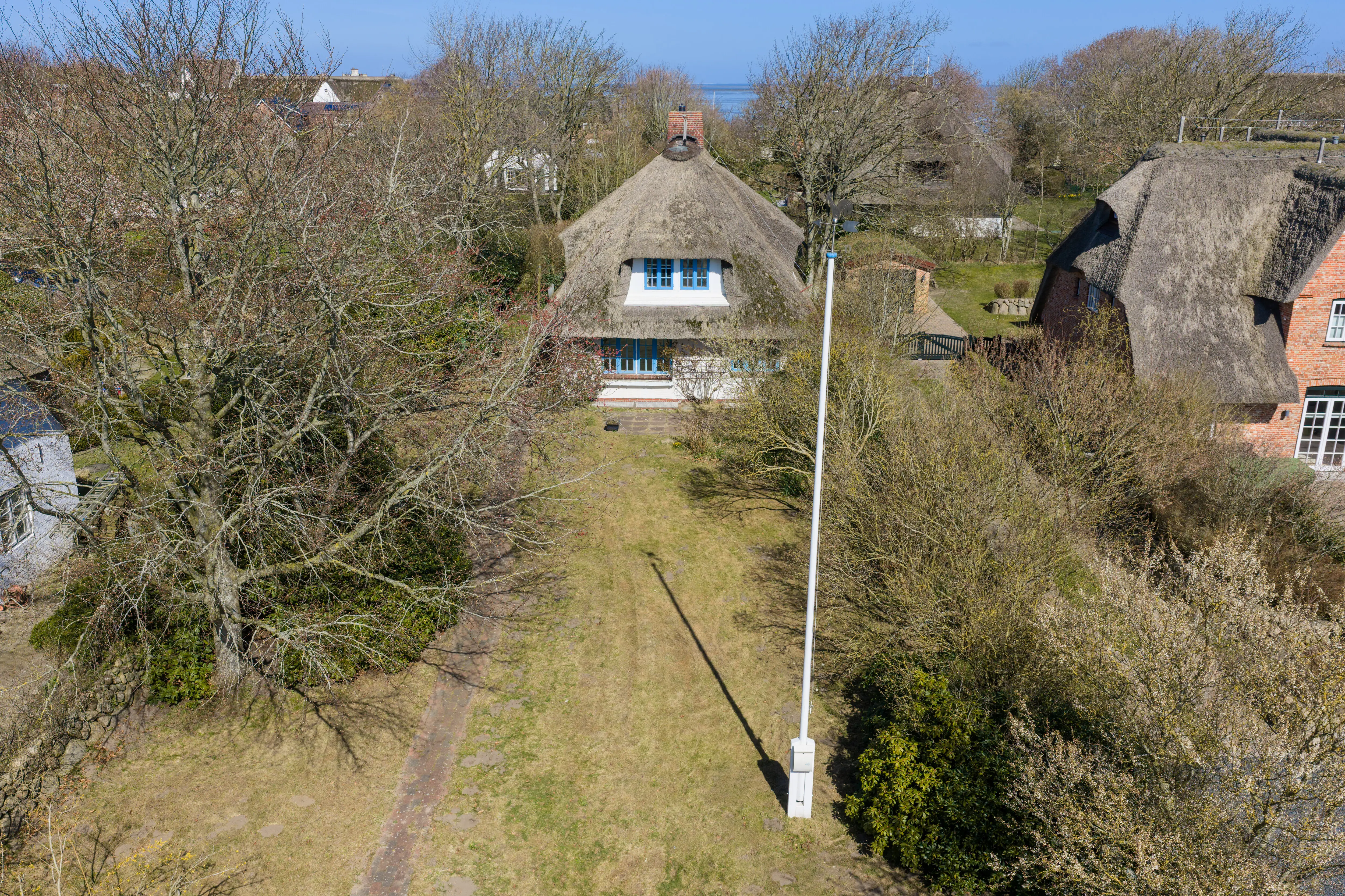Seltene Gelegenheit  – sanierungsbedürftiges EFH mit charmantem Grundstück in wattnaher Lage!