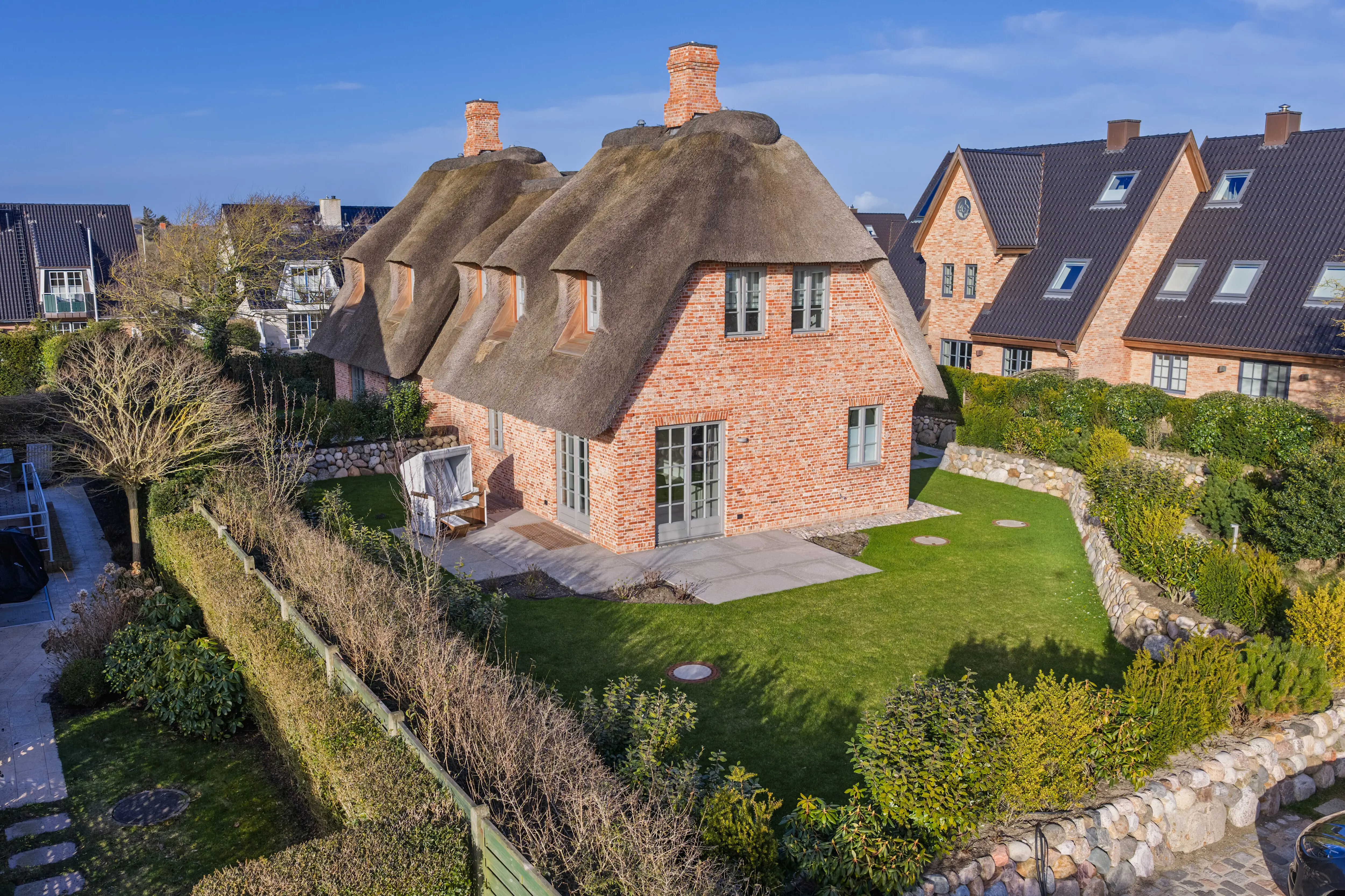 Hochwertig ausgestattete Neubau-Doppelhaushälfte unter Reet in Wenningstedt