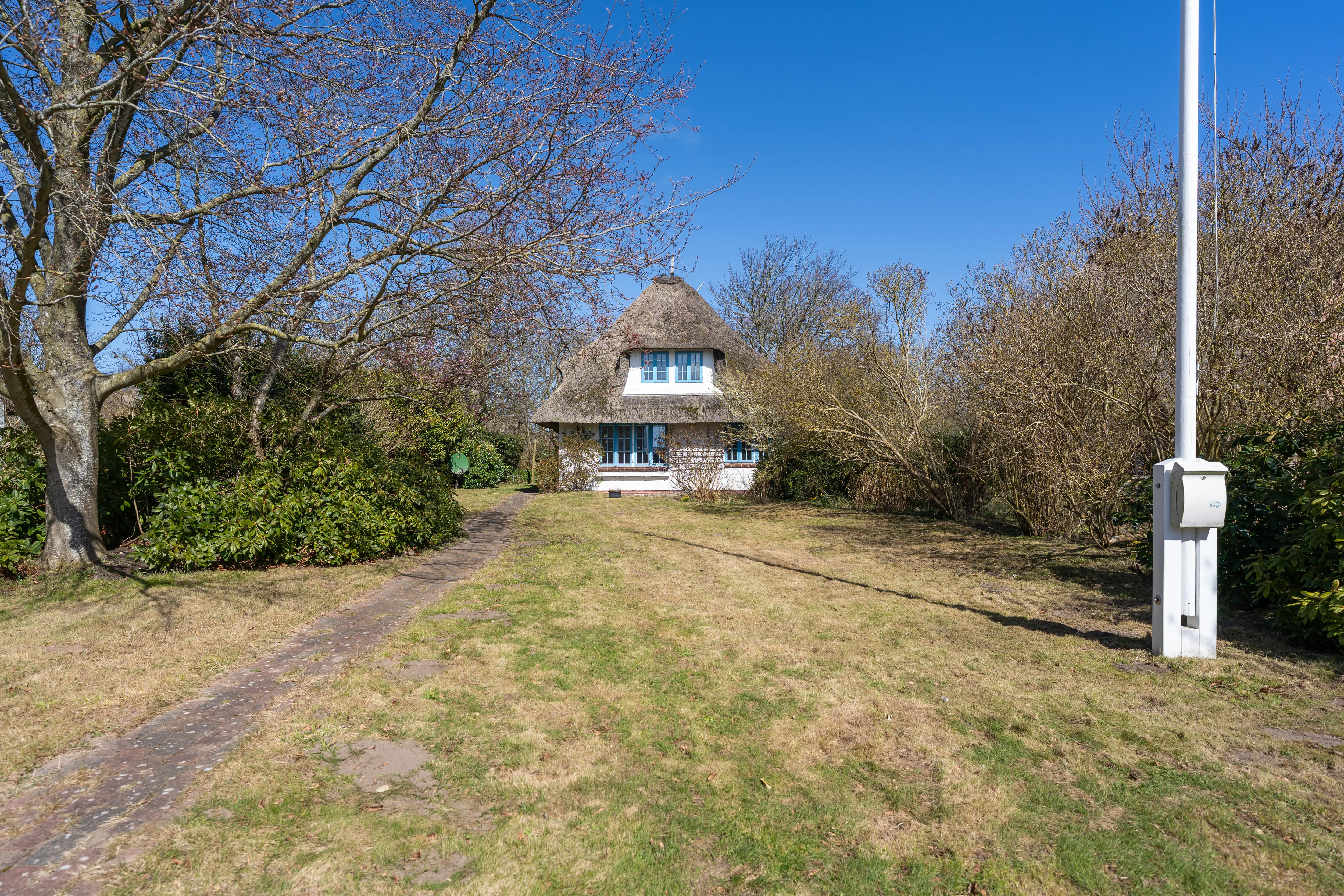 Seltene Gelegenheit  – sanierungsbedürftiges EFH mit charmantem Grundstück in wattnaher Lage!