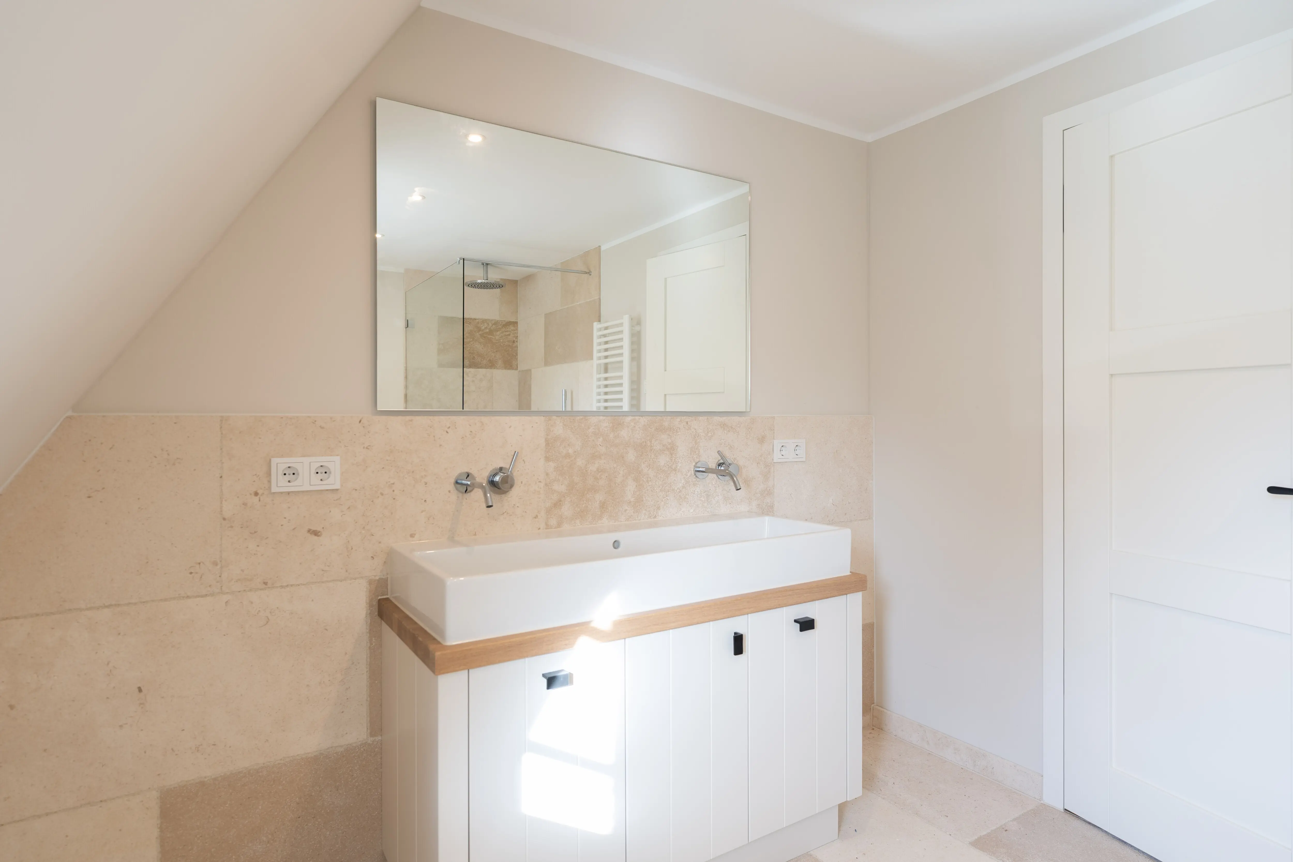 Hochwertig ausgestattete Neubau-Doppelhaushälfte unter Reet in Wenningstedt