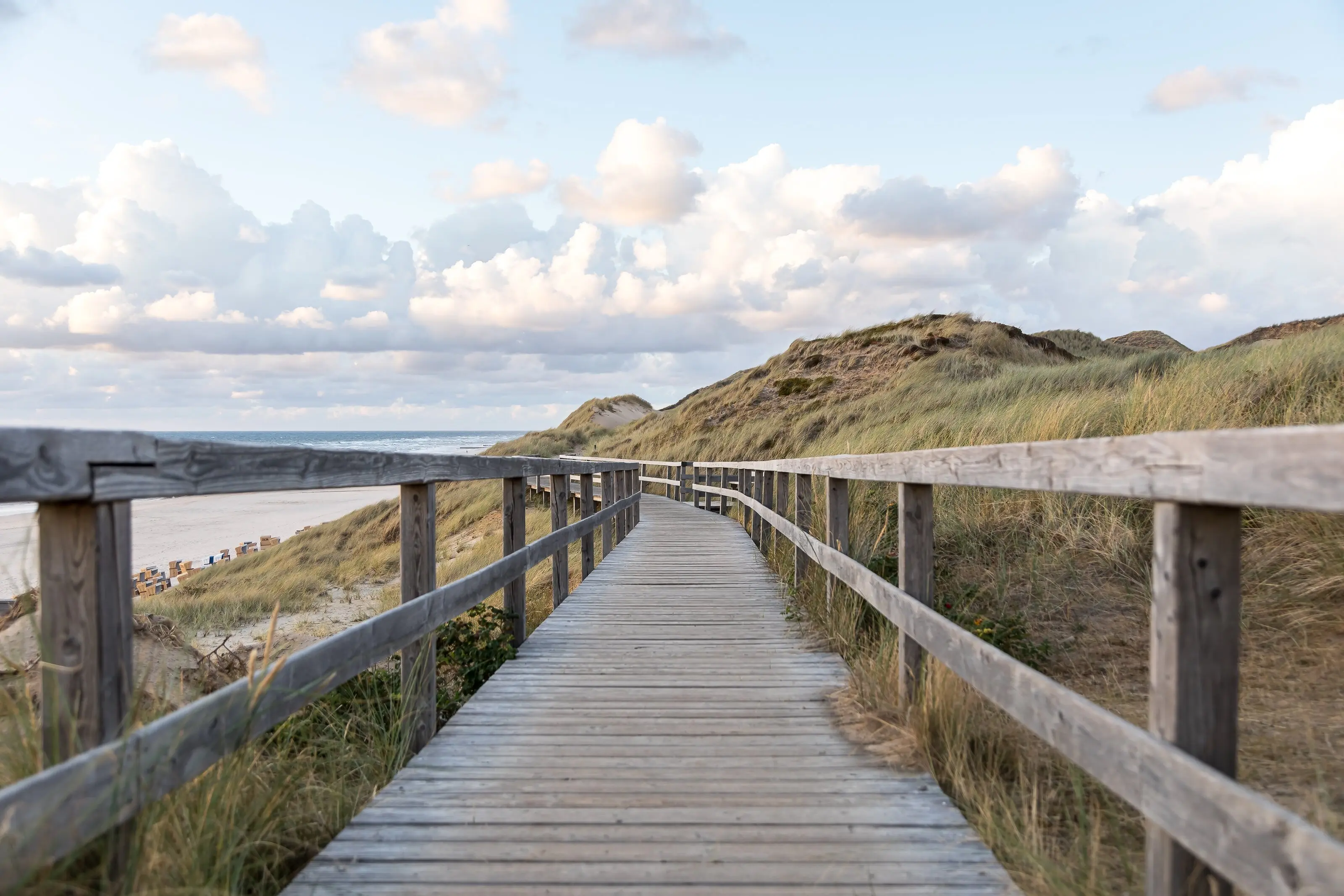 Holzsteg durch die Dünen zum Strand auf Sylt
