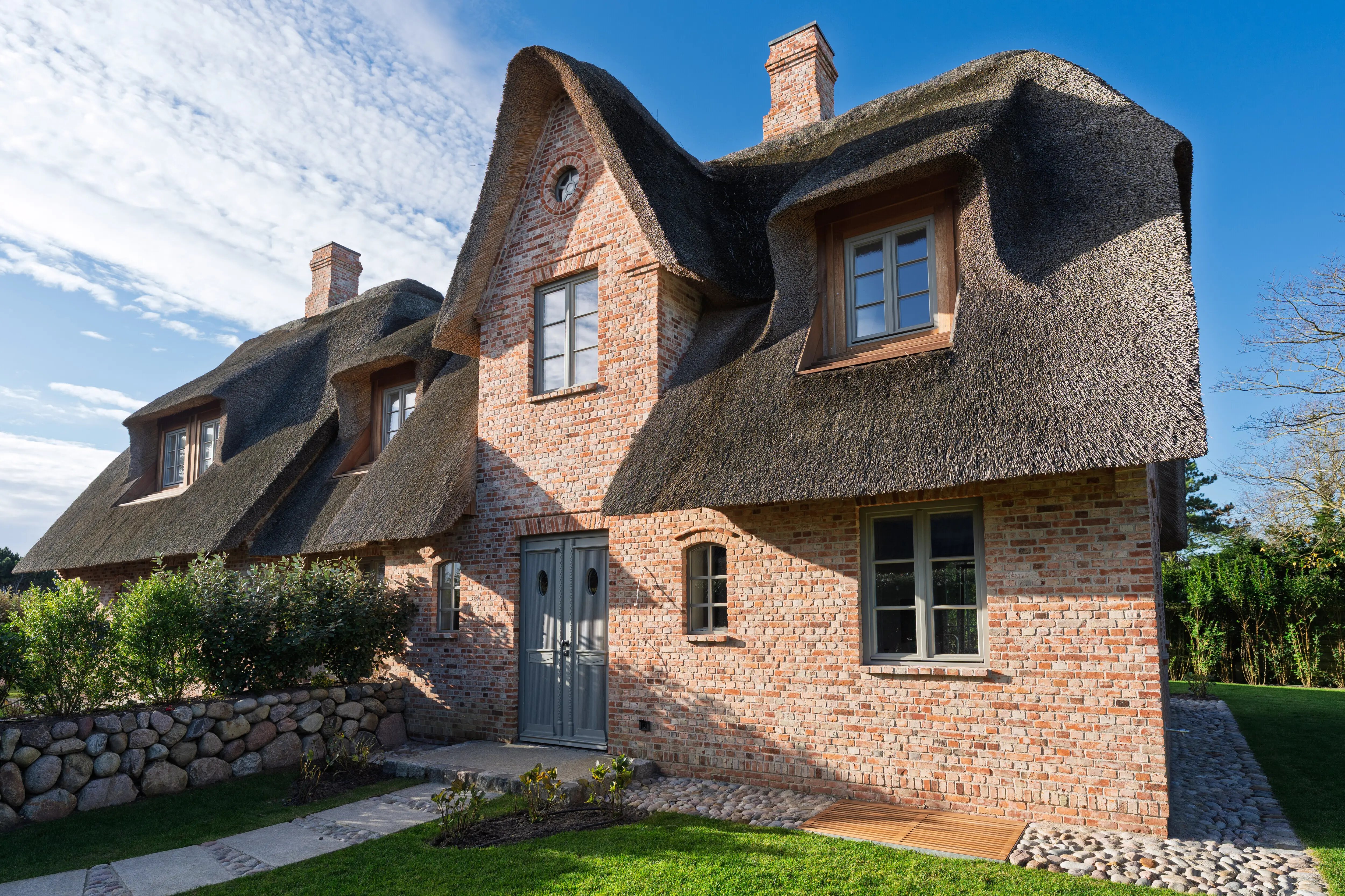 Hochwertig ausgestattete Neubau-Doppelhaushälfte unter Reet in Wenningstedt