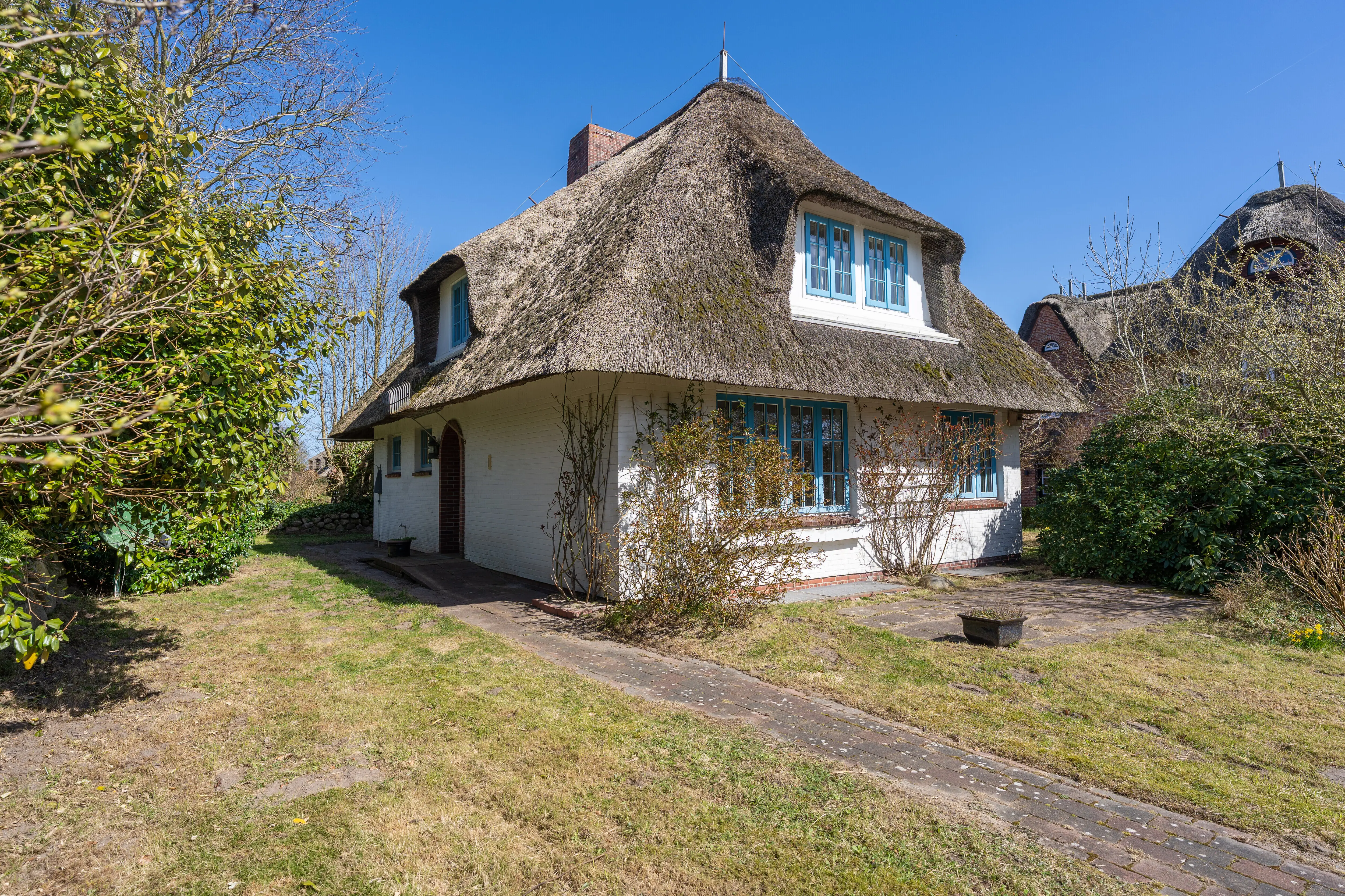 Seltene Gelegenheit  – sanierungsbedürftiges EFH mit charmantem Grundstück in wattnaher Lage!